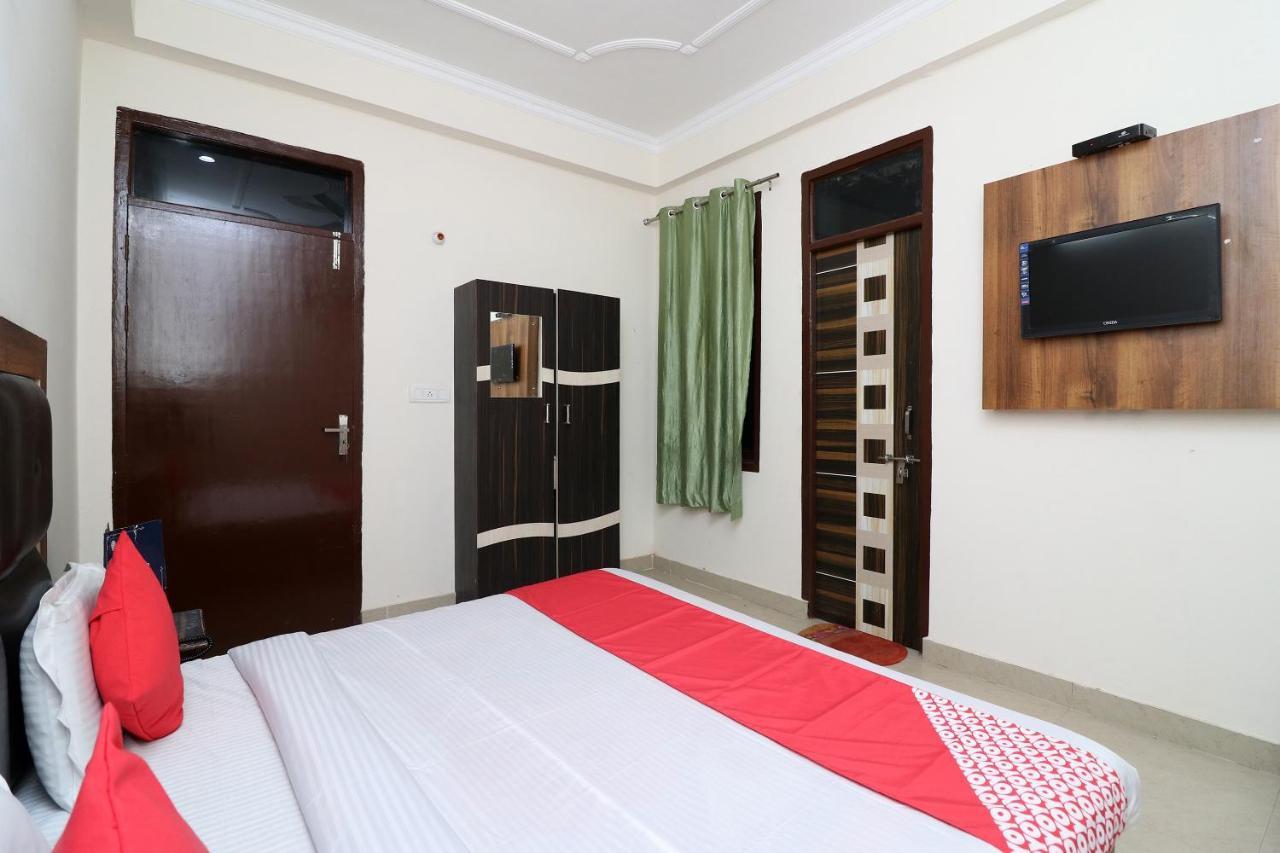 Oyo 24958 Hotel Dayal Belanganj Bagian luar foto