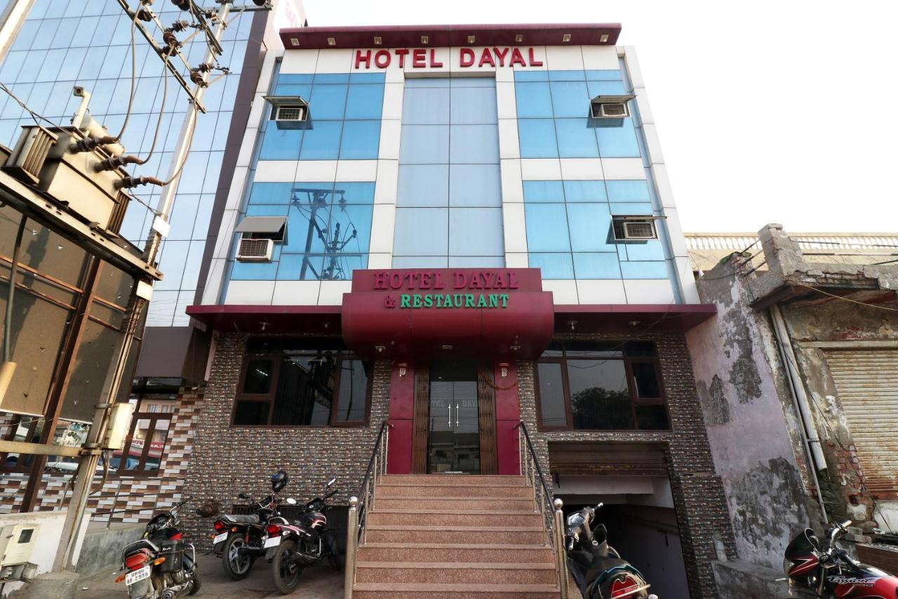 Oyo 24958 Hotel Dayal Belanganj Bagian luar foto