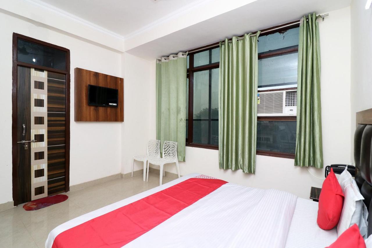 Oyo 24958 Hotel Dayal Belanganj Bagian luar foto