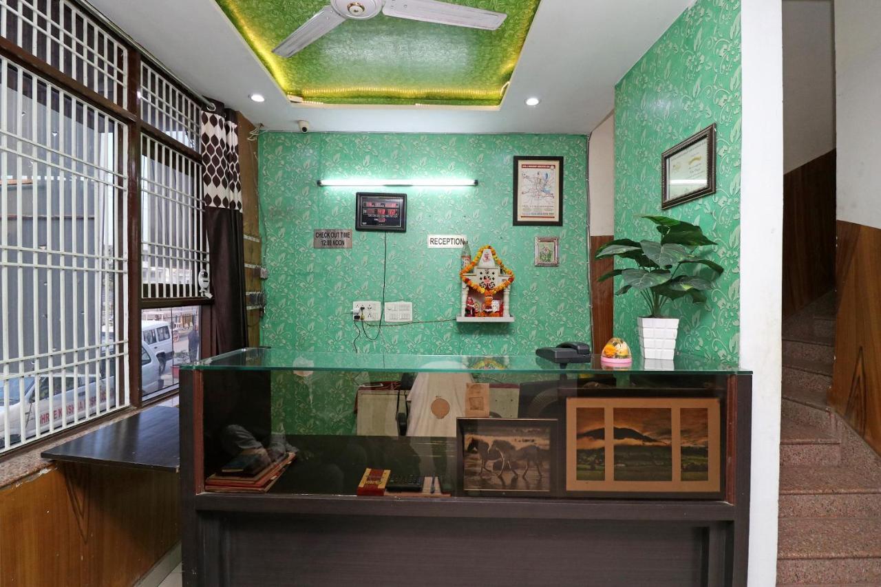 Oyo 24958 Hotel Dayal Belanganj Bagian luar foto