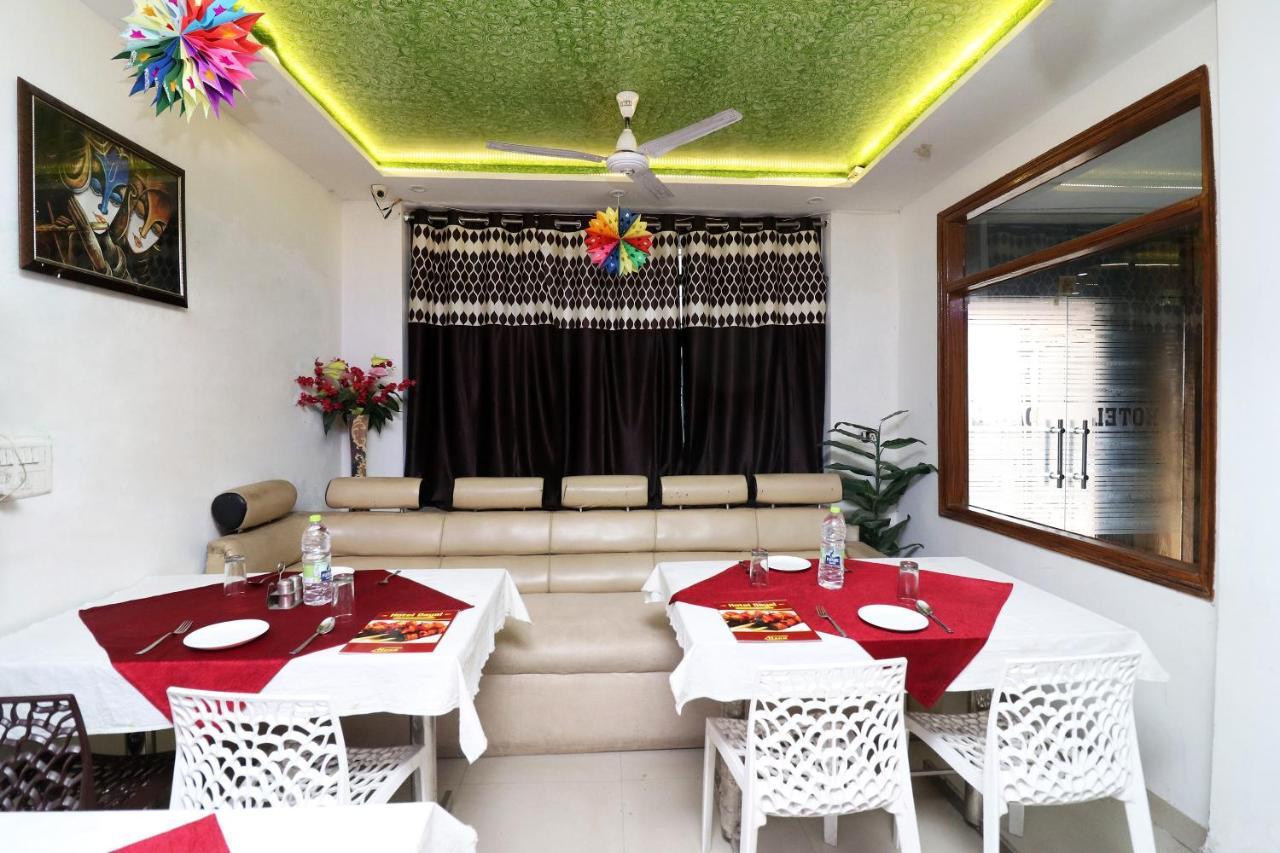 Oyo 24958 Hotel Dayal Belanganj Bagian luar foto